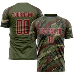 Maillot de football personnalisé avec sublimation olive, motif Crimson-Vegas pour saluer l'or Maillot de football personnalisé avec sublimation olive, motif Crimson-Vegas pour saluer l'or