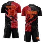Maillot de football personnalisé rouge et or à rayures, motif graffiti par sublimation Maillot de football personnalisé rouge et or à rayures, motif graffiti par sublimation