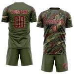 Maillot de football personnalisé avec sublimation olive, motif Crimson-Vegas pour saluer l'or Maillot de football personnalisé avec sublimation olive, motif Crimson-Vegas pour saluer l'or