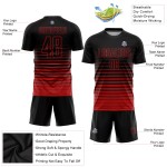 Maillot de football personnalisé à rayures fines, dégradé rouge et noir, par sublimation Maillot de football personnalisé à rayures fines, dégradé rouge et noir, par sublimation
